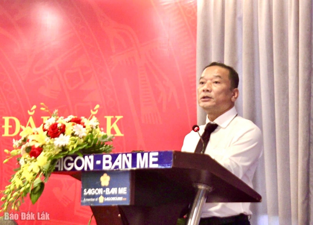 Phó Bí thư Tỉnh ủy, Chủ tịch Ủy ban MTTQ Việt Nam tỉnh Y Giang Gry Niê Knơng phát biểu tại hội nghị.