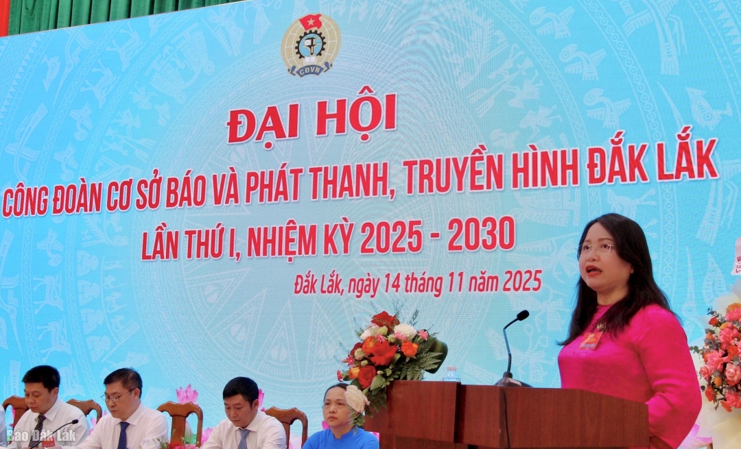 Đồng chí Đào Phạm Hoàng Quyên, Tỉnh ủy viên, Bí thư Đảng ủy, Tổng Biên tập Báo và Phát thanh, Truyền hình Đắk Lắk phát biểu tại đại hội.