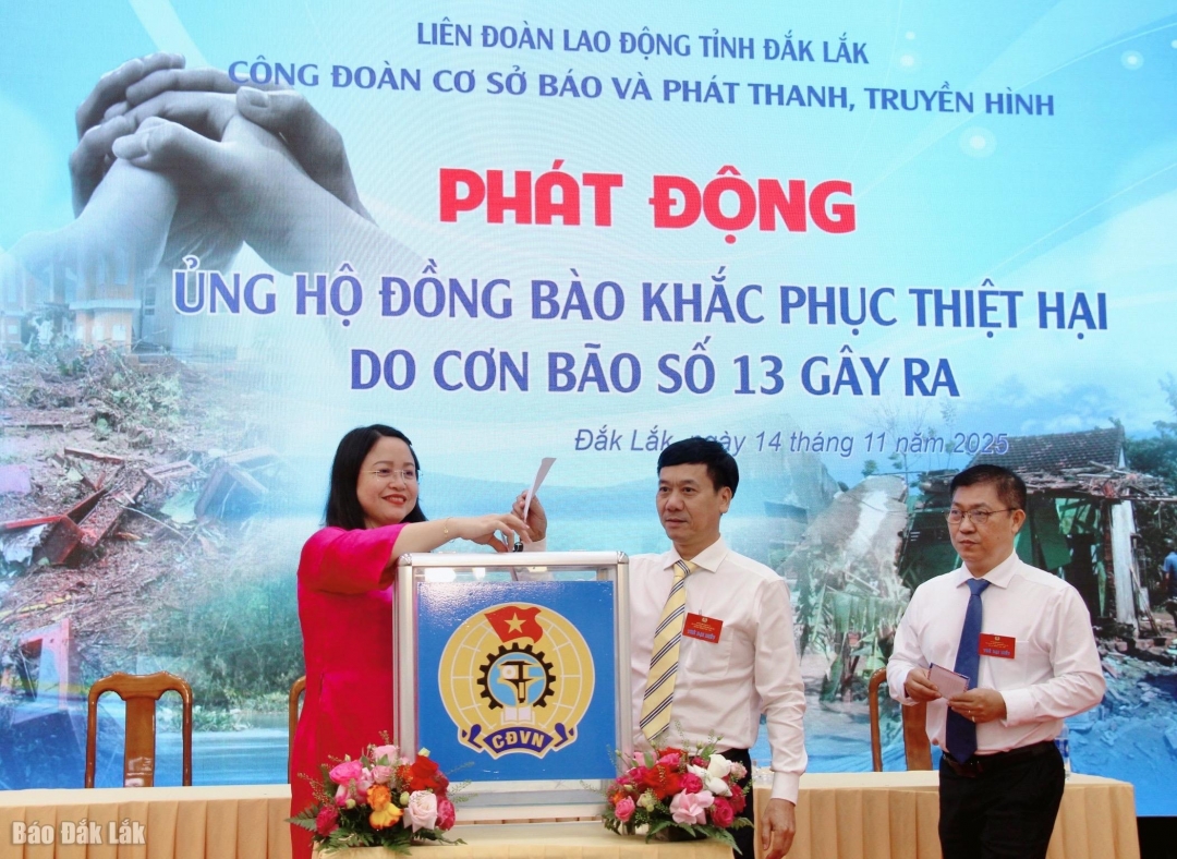 Ban Biên tập Báo và Phát thanh, Truyền hình Đắk Lắk tham gia ủng hộ, quyên góp.