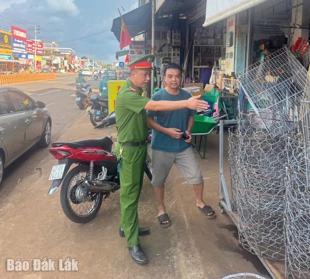 Lực lượng Công an xã Pơng Drang ra quân hướng dẫn tuyên truyền người dân về an toàn hành