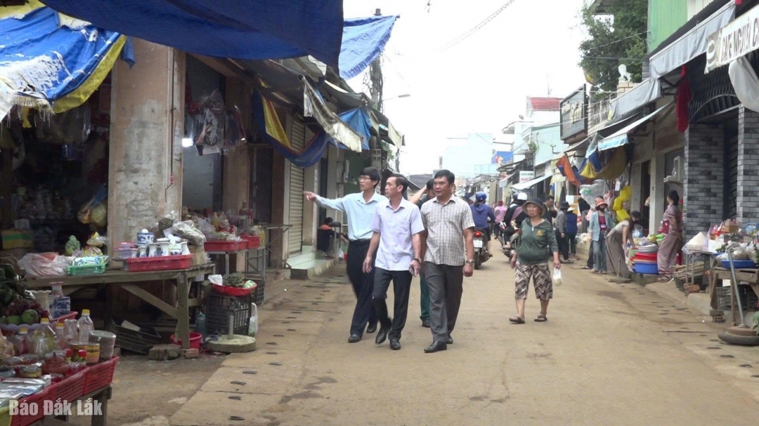 Đồng chí Nguyễn Hải Đông kiểm tra tin