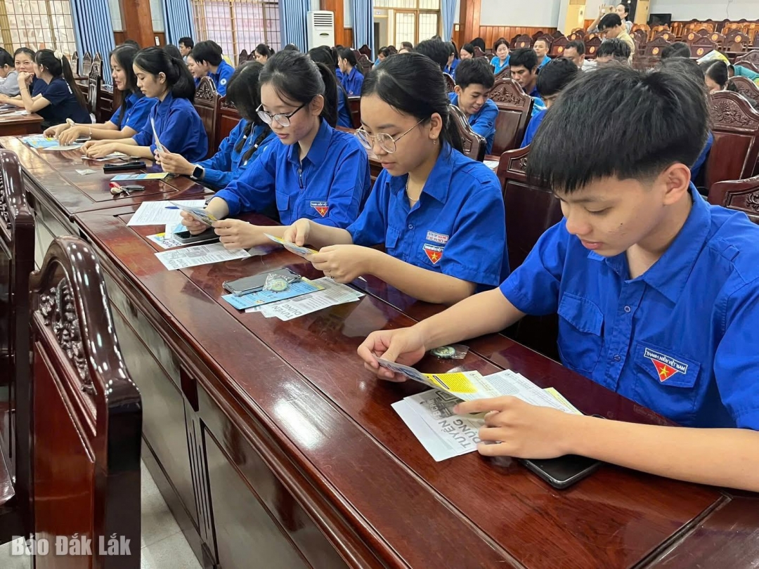 Đoàn  viên, thanh  niên  xã  Tuy An  Bắc tìm hiểu  thị  trường  lao  động  tại  phiên  giao  dịch  việc  làm