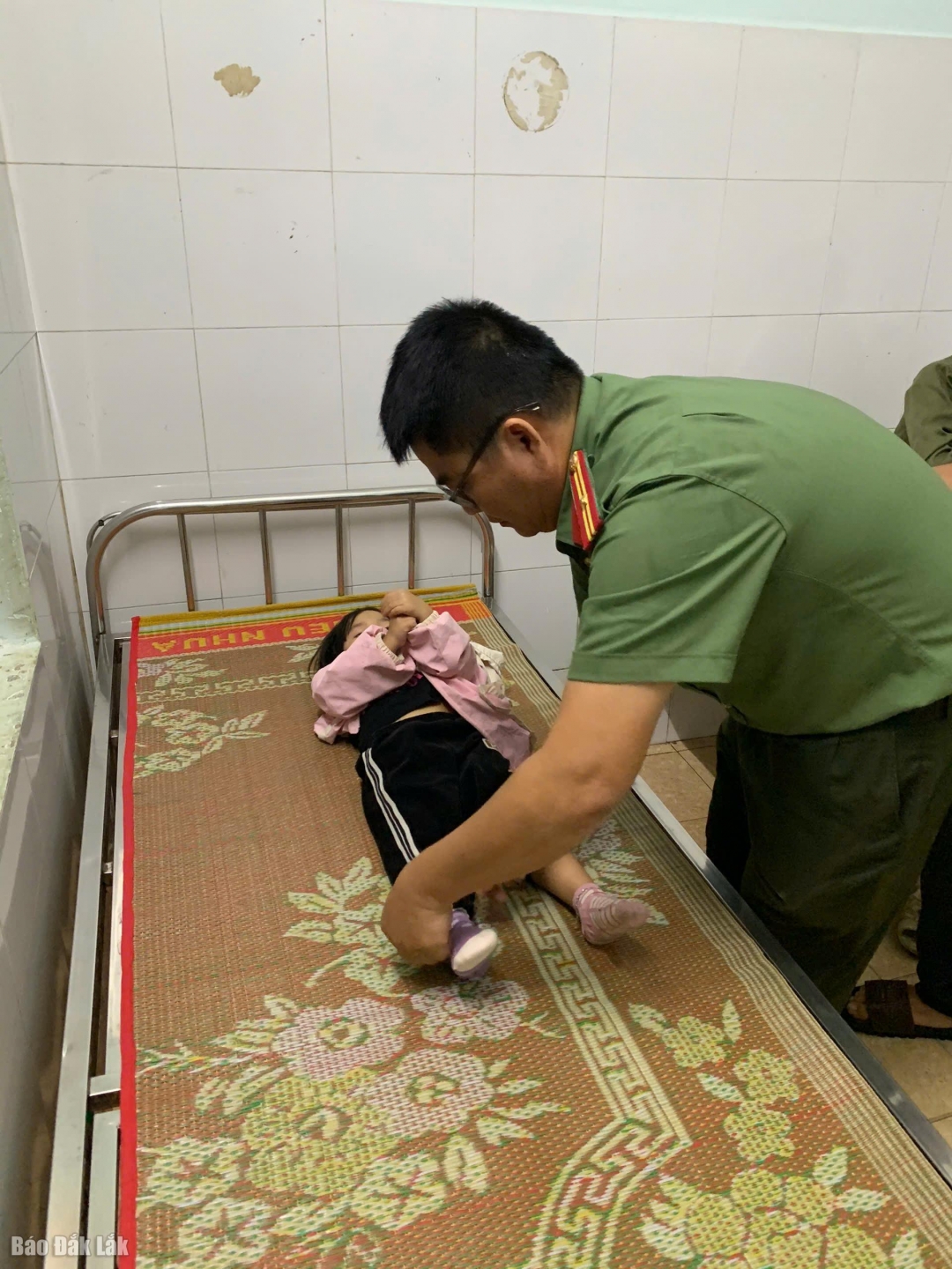 Nhờ sự hỗ trợ của Công an xã Tây Sơn, cháu Sô Thị Trúc Xinh đã được đưa đến bệnh viện cấp cứu kịp thời.