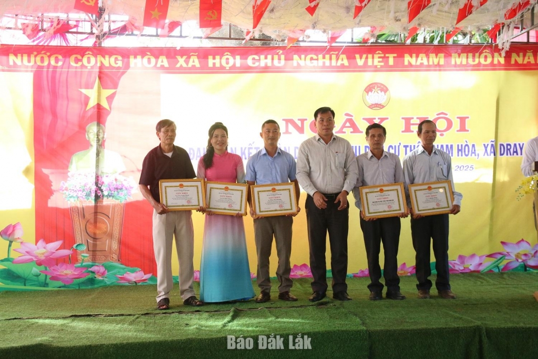 Quyền Chủ tịch UBND xã Dray Bhăng Nguyễn Thanh Minh tặng giấy khen cho 1 tập thể và 4 cá nhân có thành tích xuất sắc trong cuộc vận động “Toàn dân đoàn kết xây dựng nông thôn mới, đô thị văn minh” năm 2025.