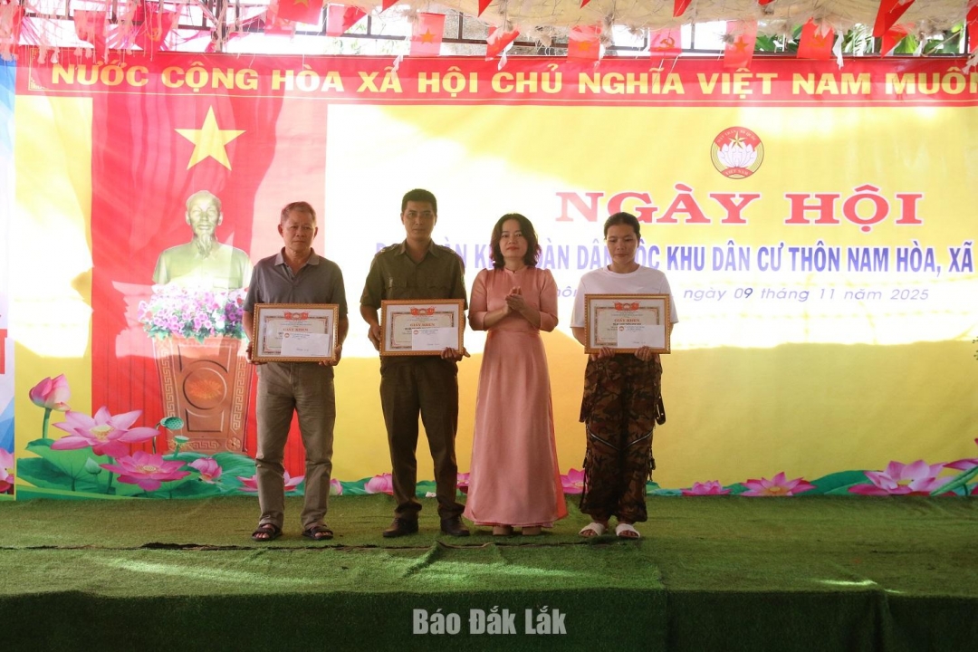 Chủ tịch Ủy ban MTTQ Việt Nam xã Dray Bhăng Bùi Thị Lộc tặng giấy khen cho các cá nhân đã có thành tích trong cuộc vận động “Toàn dân đoàn kết xây dựng nông thôn mới, đô thị văn minh” năm 2025.