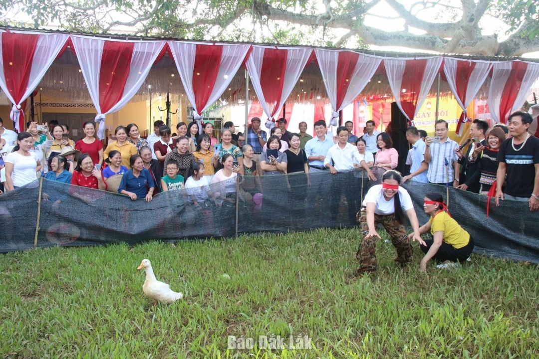 Bà con nhân dân hào hứng tham gia trò chơi bắt vịt trong ngày hội.