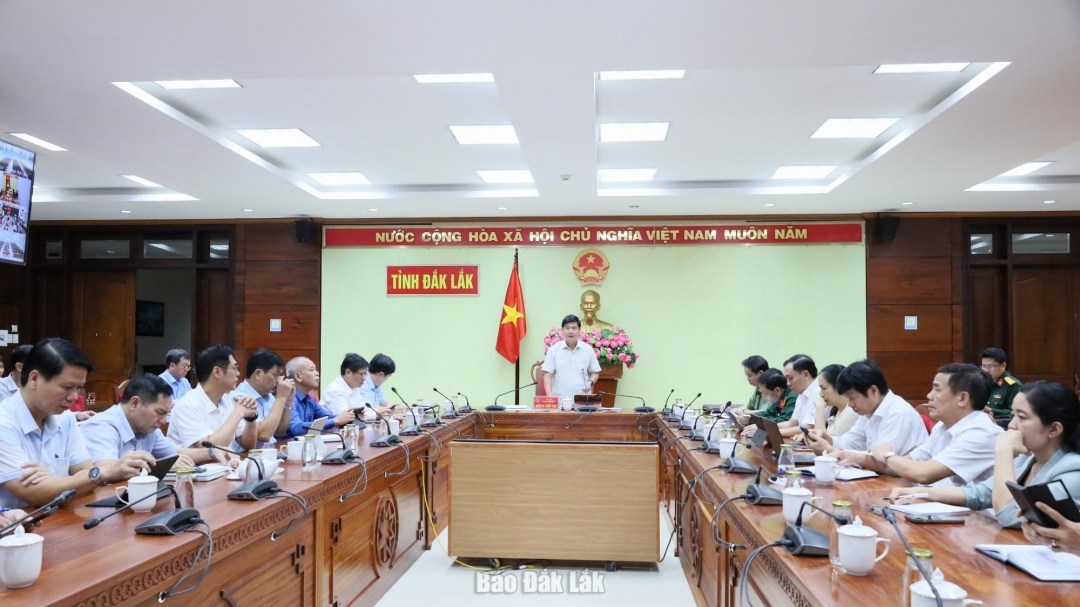 Phó Chủ tịch UBND tỉnh Nguyễn Thiên Văn phát biểu chỉ đạo cuộc họp.