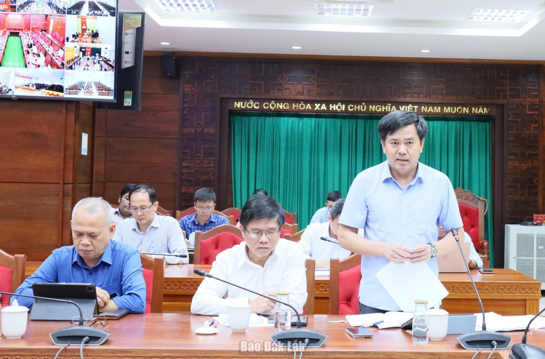 Lãnh đạo Sở Nông nghiệp và Môi trường báo cáo công tác triển khai ứng phó với cơn bão số 13.