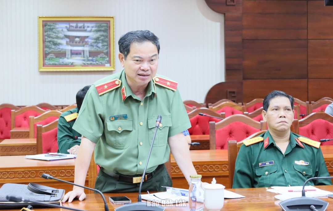 Lãnh đạo Công an tỉnh báo cáo tình hình triển khai công tác ứng phó với cơn bão số 13.