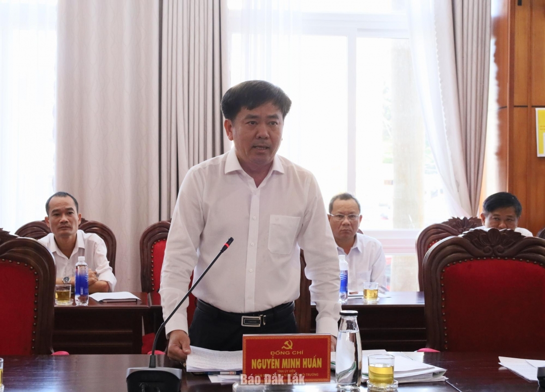 Giám đốc Sở Nông nghiệp và Môi trường Nguyễn Minh Huấn báo cáo tình hình hoạt động của Sở.