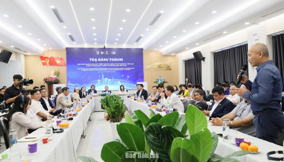 Các đại biểu tham dự tọa đàm.