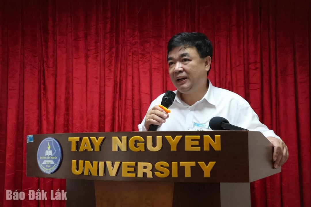 PGS.TS Lê Đức Niêm, Phó Hiệu trưởng Trường Đại học Tây Nguyên phát biểu tại cuộc họp.