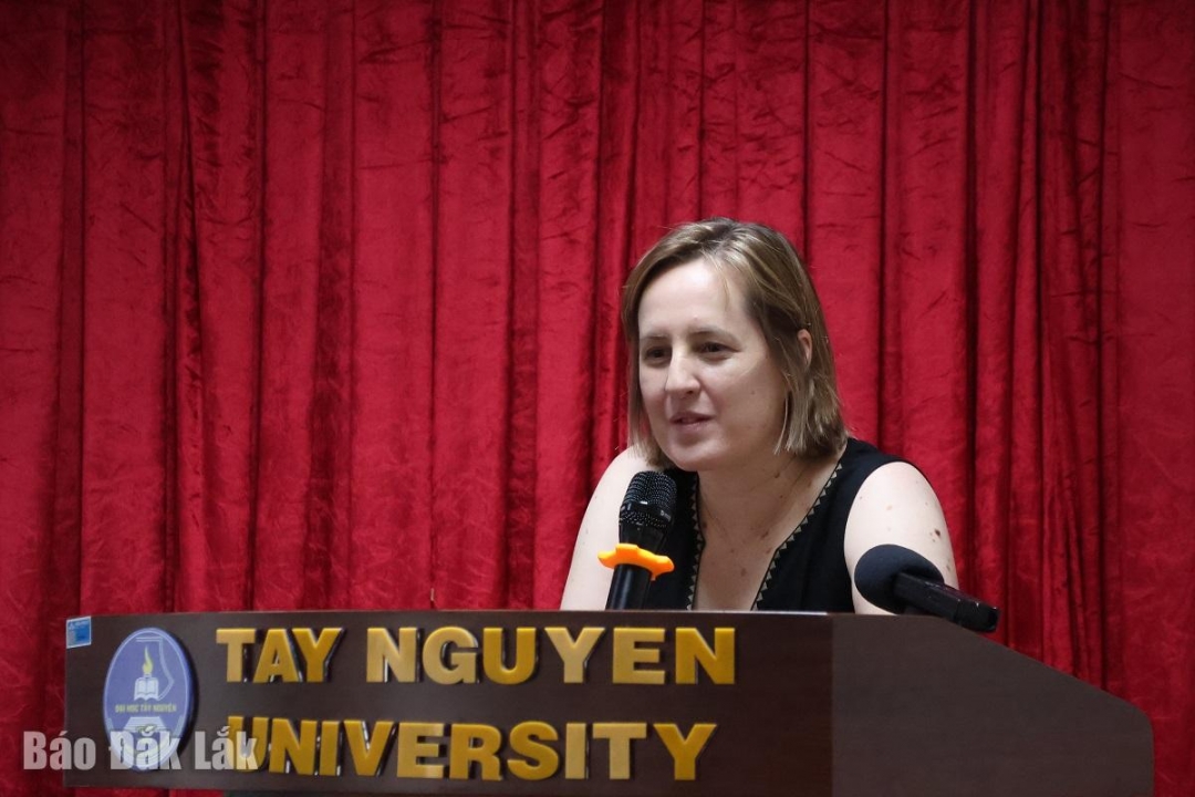 Bà Jennifer Kelly- Trưởng hợp phần nông nghiệp chống chịu Tổ chức CSIRO phát biểu tại cuộc họp.