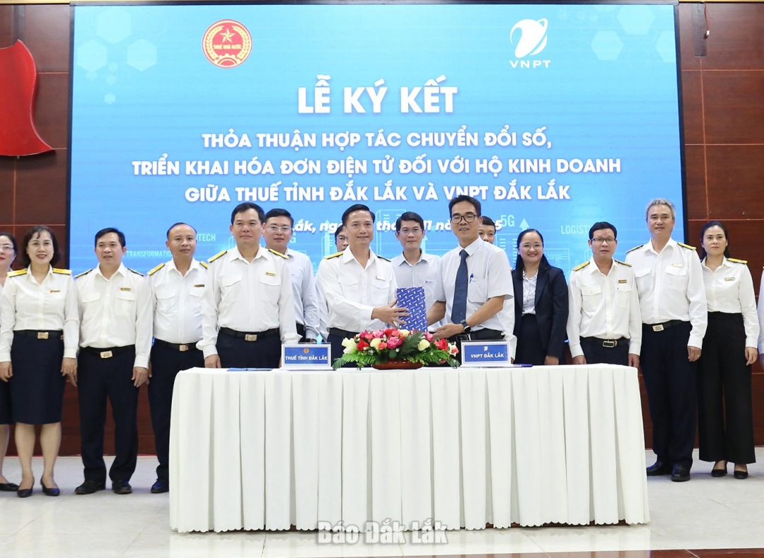 Đại diện VNPT tặng quà lưu niệm cho Thuế tỉnh Đắk Lắk