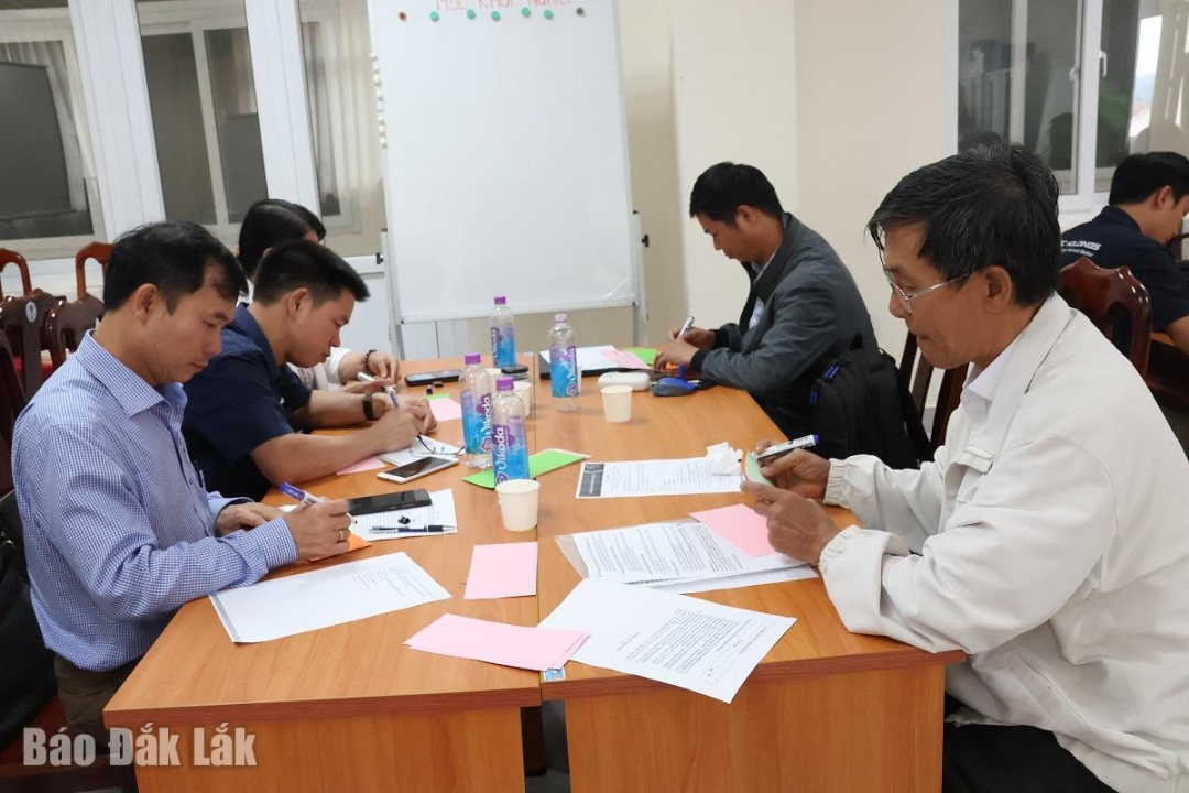 Đại biểu thảo luận nhóm tại cuộc họp.