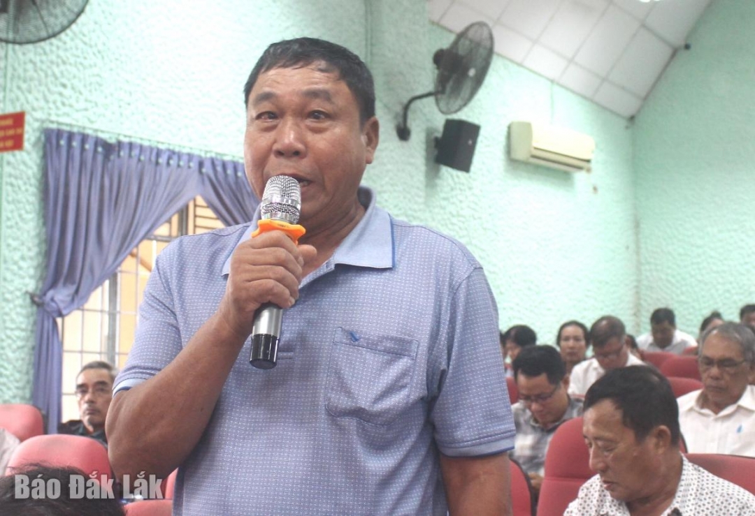 Cử tri phường Thành Nhất nêu ý kiến, kiến nghị tại hội nghị.