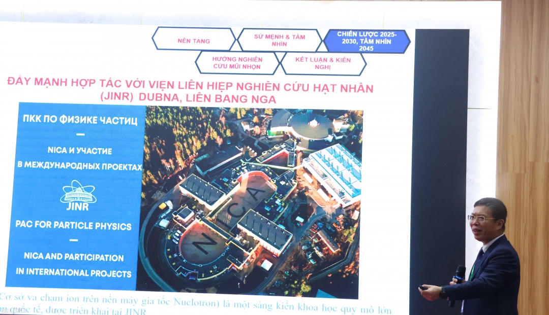 Đại biểu trình bày tham luận tại hội nghị.