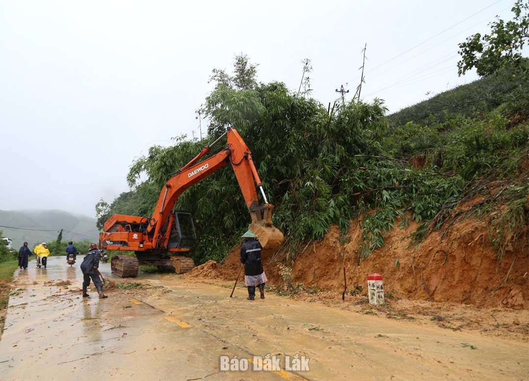 Khắc phục một vị trí trên tỉnh lộ 12 bị sạt lở