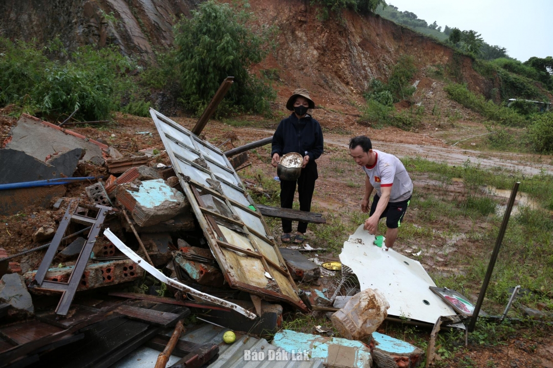 Căn nhà bị sập hoàn toàn do sạt lở đất trên địa bàn xã Yang Mao.