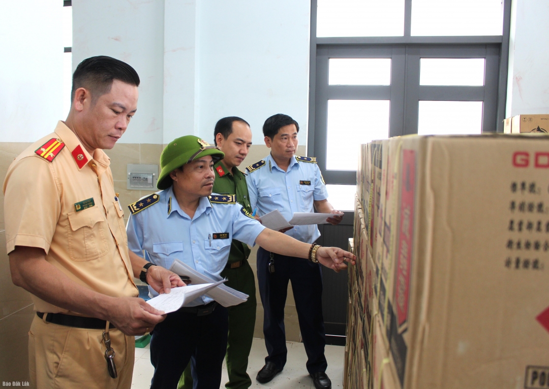 Lực lượng chức năng kiểm kê hàng hóa tại kho Chi cục Quản lý thị trường tỉnh Đắk Lắk. Ảnh: VÕ PHÊ