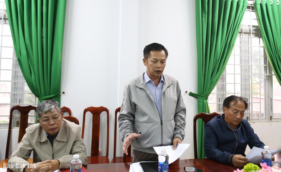 Chủ tịch UBND xã Yang Mao Nguyễn Tấn Trực báo cáo tình hình mưa lũ trên địa bàn xã.