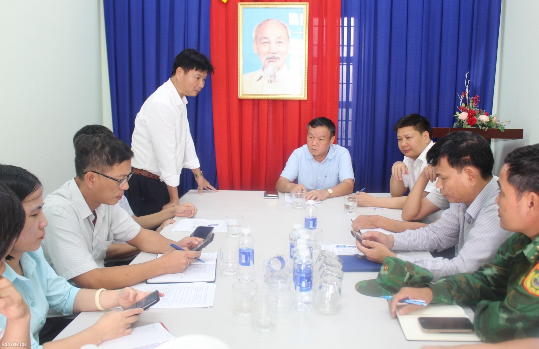 Lãnh đạo phường Bình Kiến báo cáo công tác triển khai ứng phó bão số 13 tại địa phương.