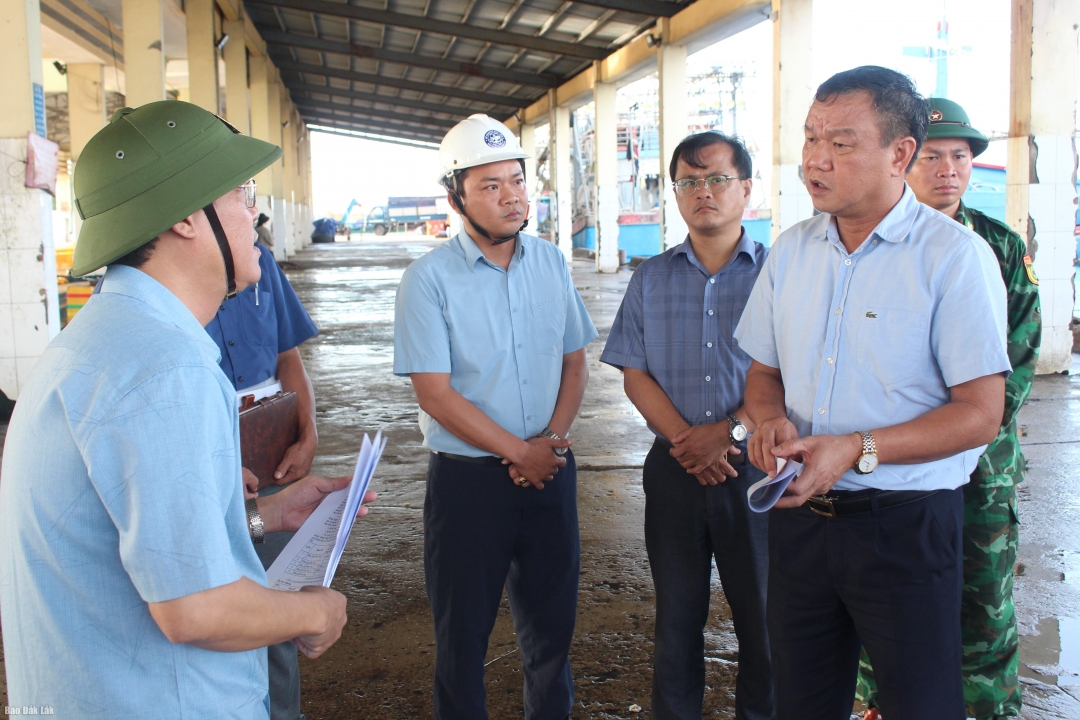 Chủ tịch UBND phường Hòa Hiệp Huỳnh Nguyễn Ngọc Giang báo cáo tình tình tàu thuyền tại cảng cá Phú Lạc với đồng chí Phó Chủ tịch và đoàn công tác.
