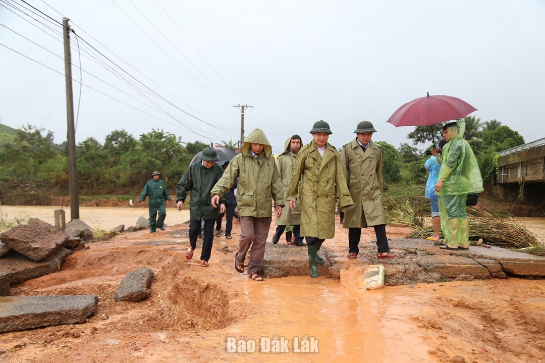 Chủ tịch UBND tỉnh Tạ Anh Tuấn kiểm tra, chỉ đạo công tác ứng phó với mưa lũ, sạt lở tại xã Yang Mao. Ảnh: Minh Chi