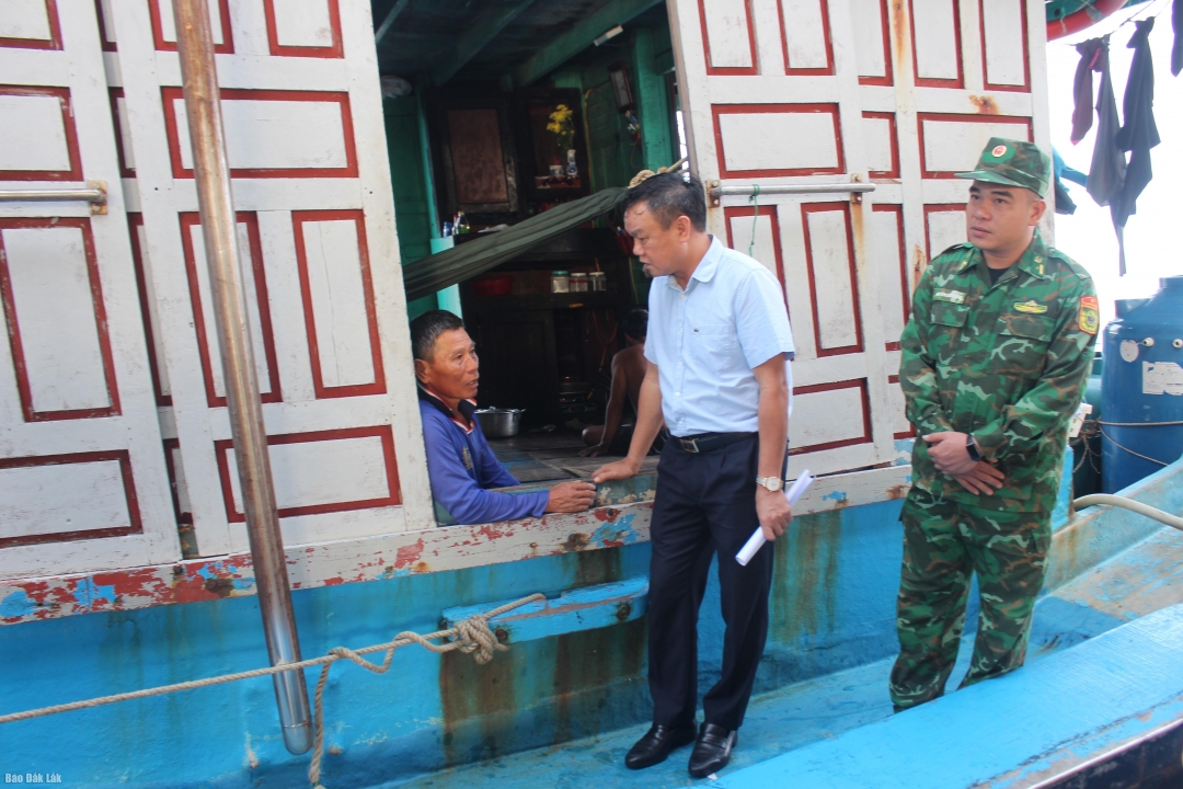 Phó Chủ tịch UBND tỉnh Đào Mỹ động viên chủ tàu cá ngoài tỉnh đang neo đậu tại cảng cá Phú Lạc.