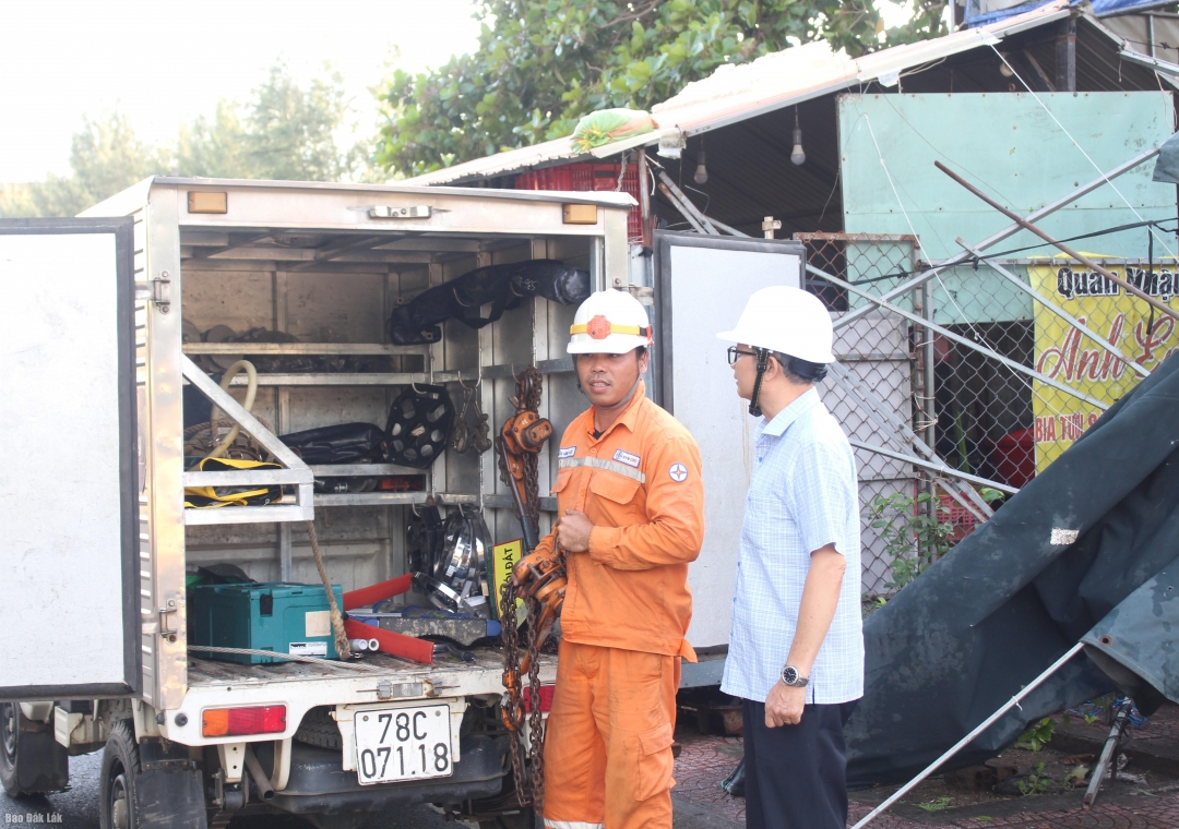 Lãnh đạo Công ty Điện lực Đắk Lắk trực tiếp chỉ đạo lực lượng sửa chữa ở các khu vực dân cư.