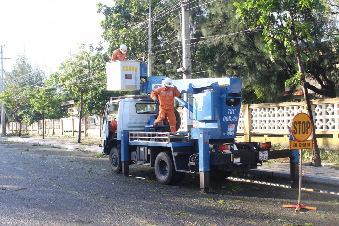 Nhân viên điện lực Đắk Lắk sửa chữa điện trên các tuyến đường.