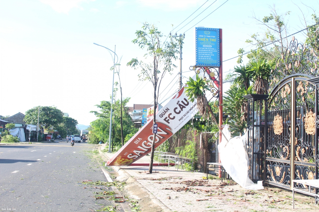 Bảng hiệu kinh doanh ở phường Phú Yên bị ngã.