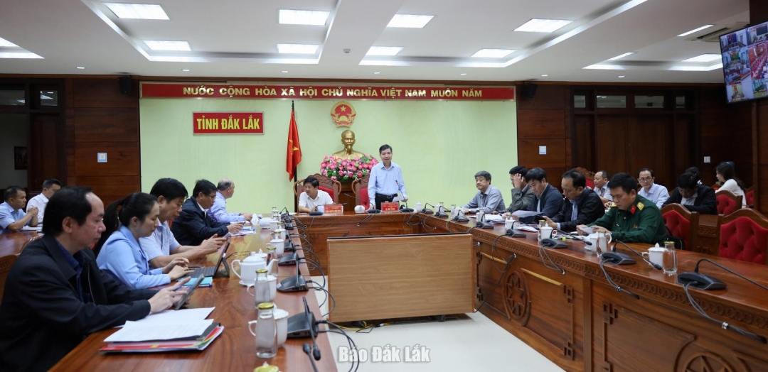 Chủ tịch UBND tỉnh Tạ Anh Tuấn phát biểu kết luận hội nghị.