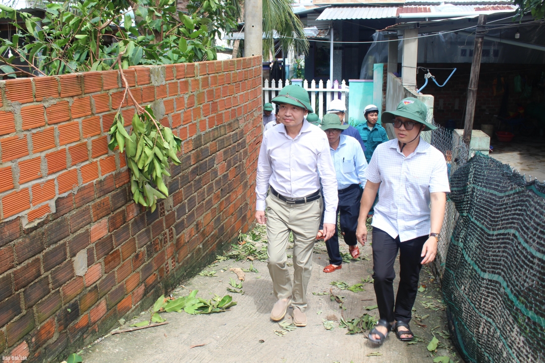 Chủ tịch UBND tỉnh Tạ Anh Tuấn đến kiểm tra một số khu dân cư ở phường Xuân Đài.