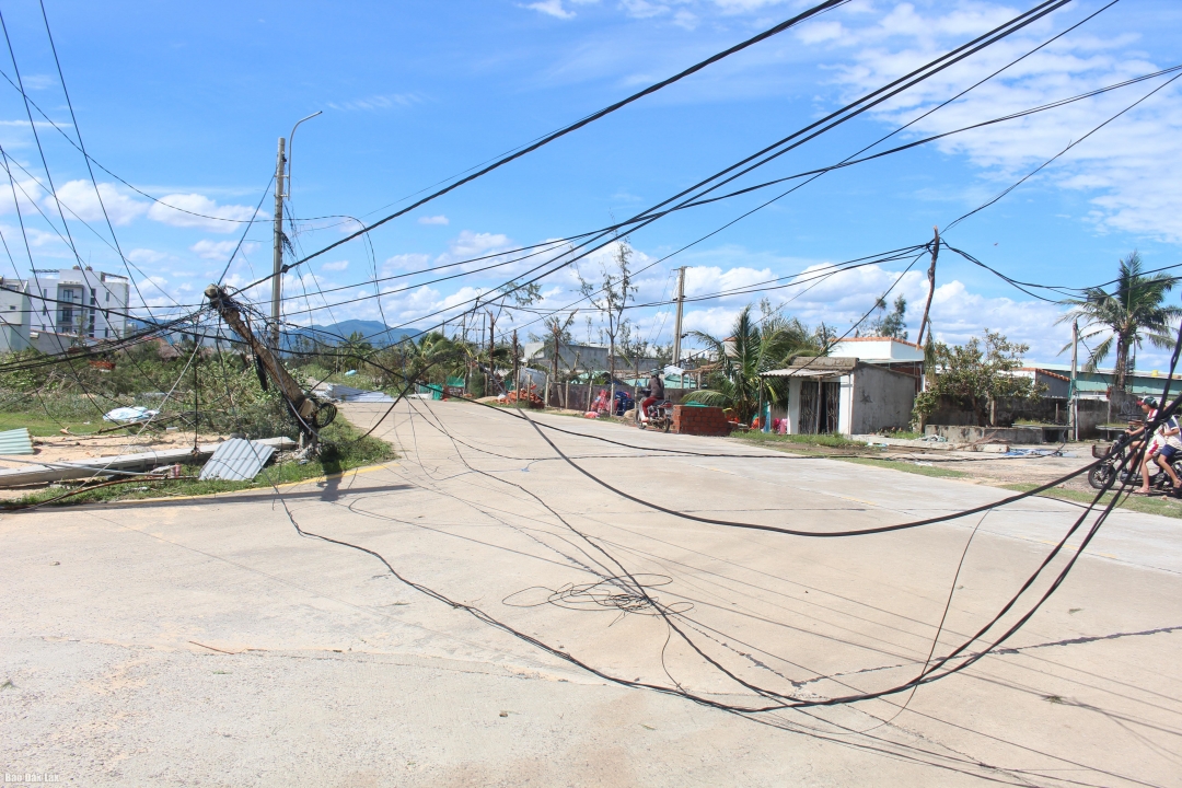 Ở xã Xuân Cảnh, nhiều trụ điện bị ngã, chắn ngang đường đi.