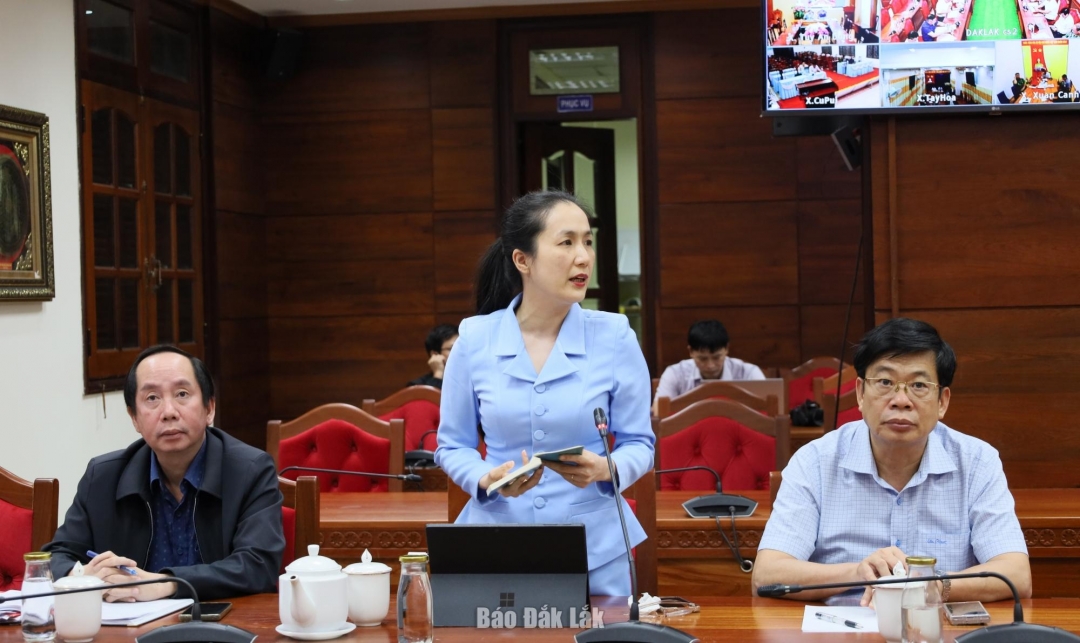 Giám đốc Sở Công thương Nguyễn Thị Thu An báo cáo tình hình khắc phục hậu quả mưa lũ thuộc lĩnh vực công thương.