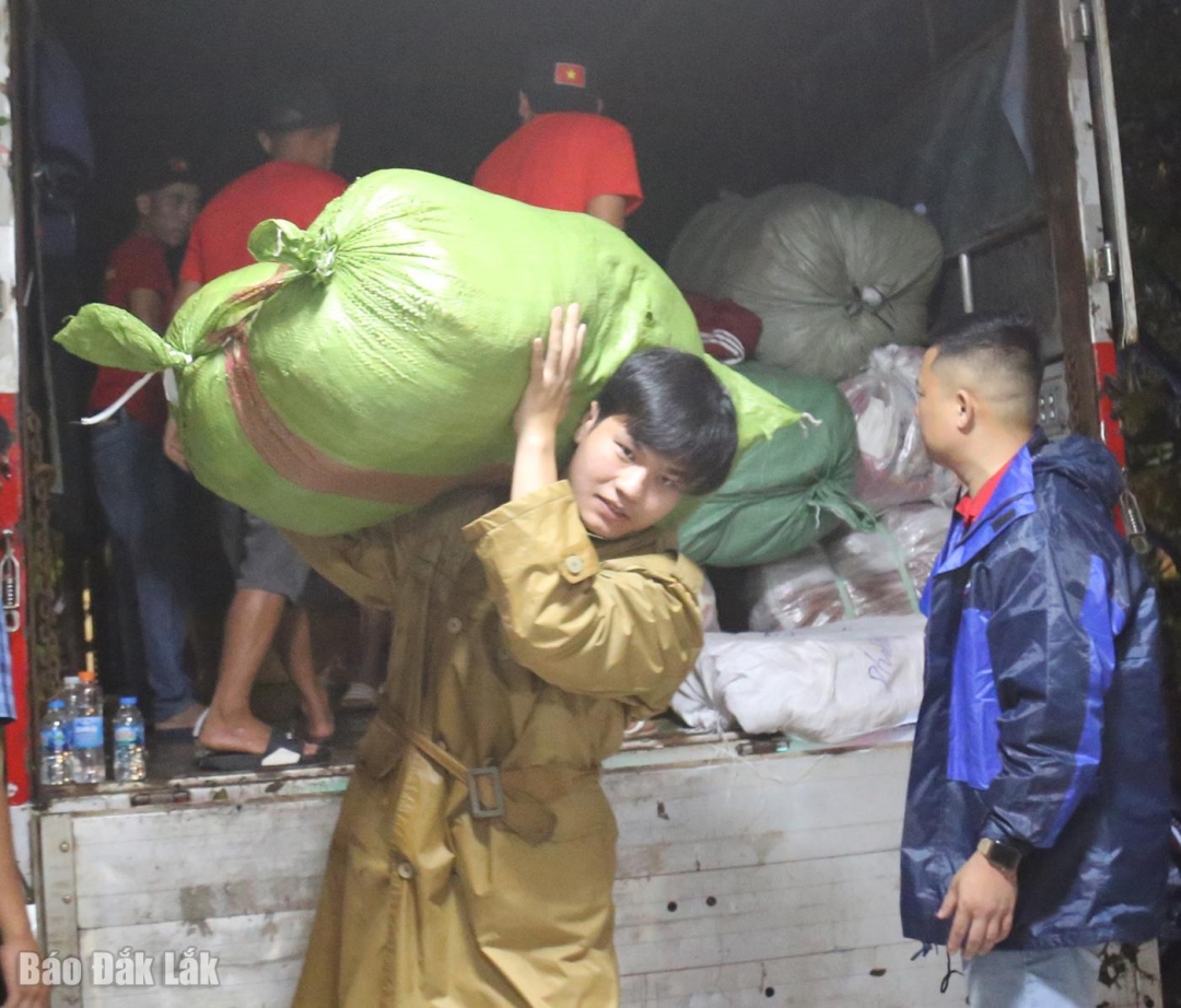 Tâoj kết hàng hóa cứu trợ cho người dân tỉnh Đắk Lắk bị thiệt hại do mưa lũ