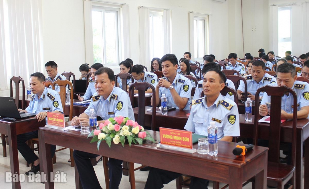 Cán bộ, công chức lực lượng quản lý thị trường tỉnh tham gia buổi tập huấn, trao đổi nghiệp vụ.