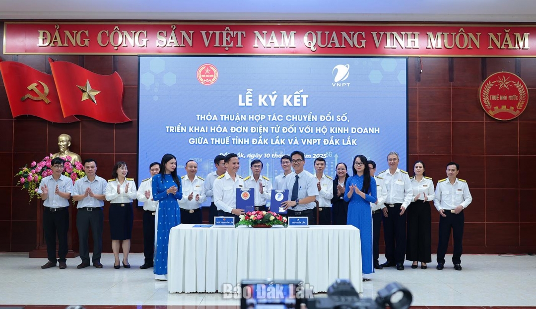 Các đại biểu chứng kiến ký kết