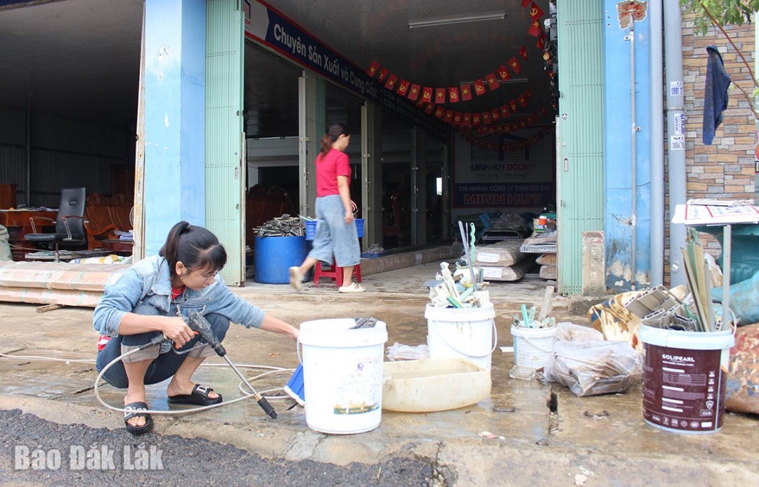 Hàng hóa, thiết bị phục vụ hoạt động kinh doanh của các cơ sở bị thiệt hại, hư hỏng rất nhiều.