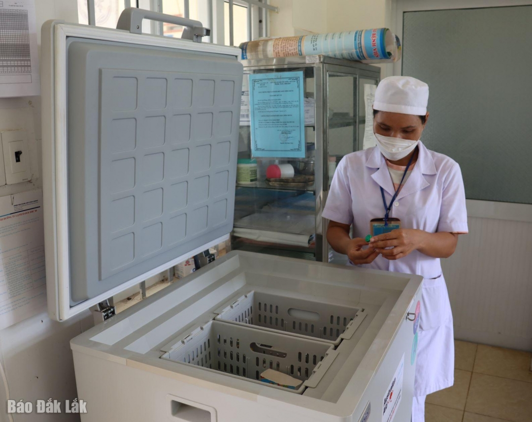 Kiểm tra việc bảo quản vắc xin phòng bệnh sởi trước khi tiêm cho trẻ.