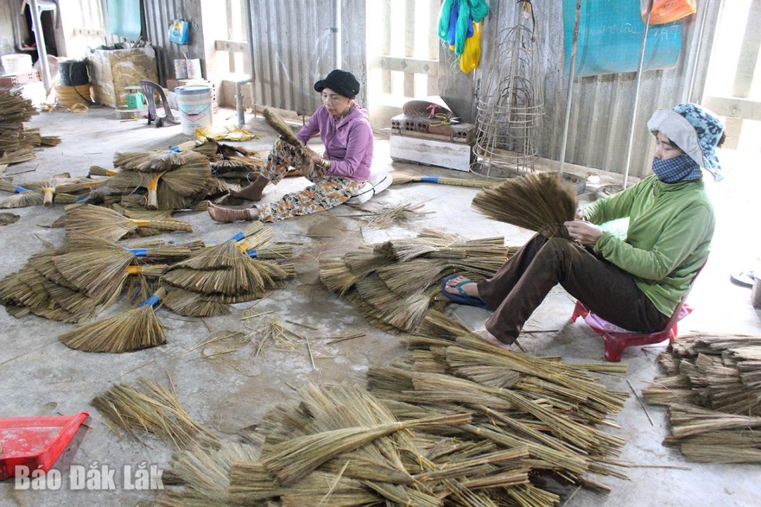 Những bó chổi đót bị ngập nước được bà con làng nghề tháo, mang đi phơi nắng.