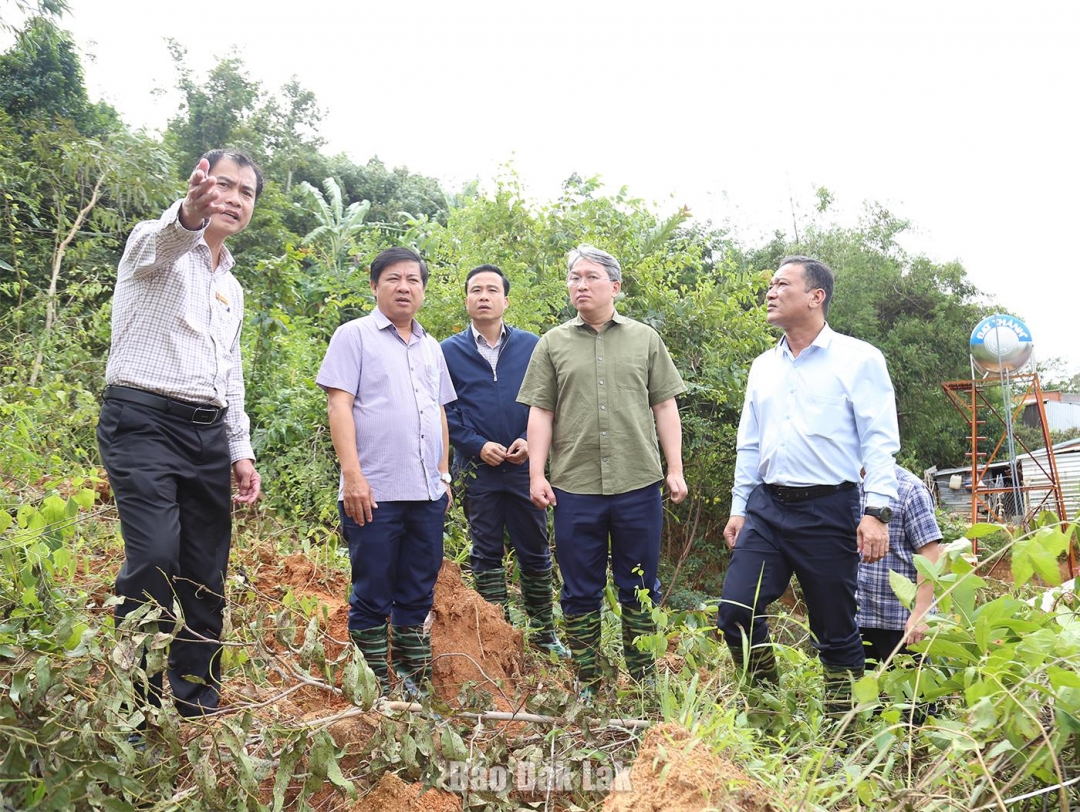 Đoàn công tác, thị sát nắm tình hình khắc phục hậu quả mưa lũ, sạt lở đất