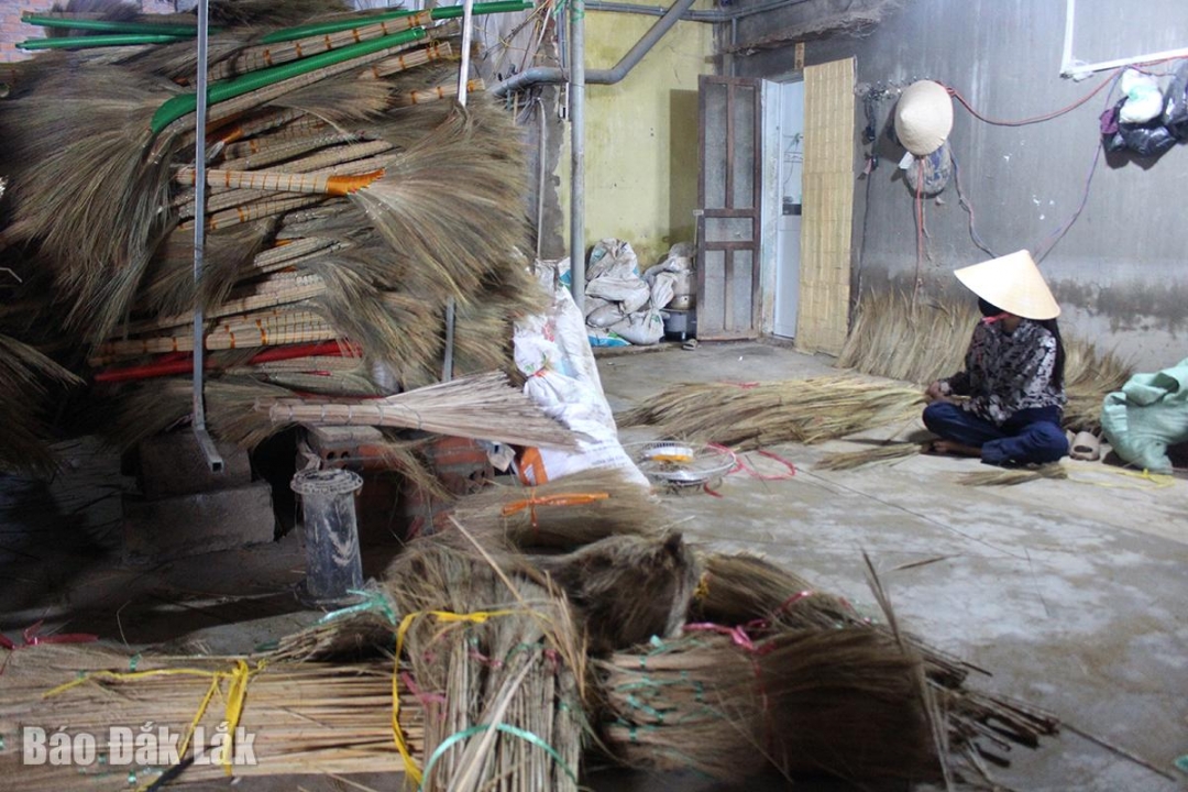 Những tấn đót nguyên liệu bị ngập nước lũ của gia đình chị