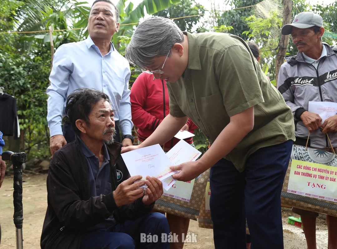 Bộ trưởng Bộ Tư pháp Nguyễn Hải Ninh – Nguyên Phó Chủ tịch Thường trực UBND tỉnh Đắk Lắk tặng quà cho người dân