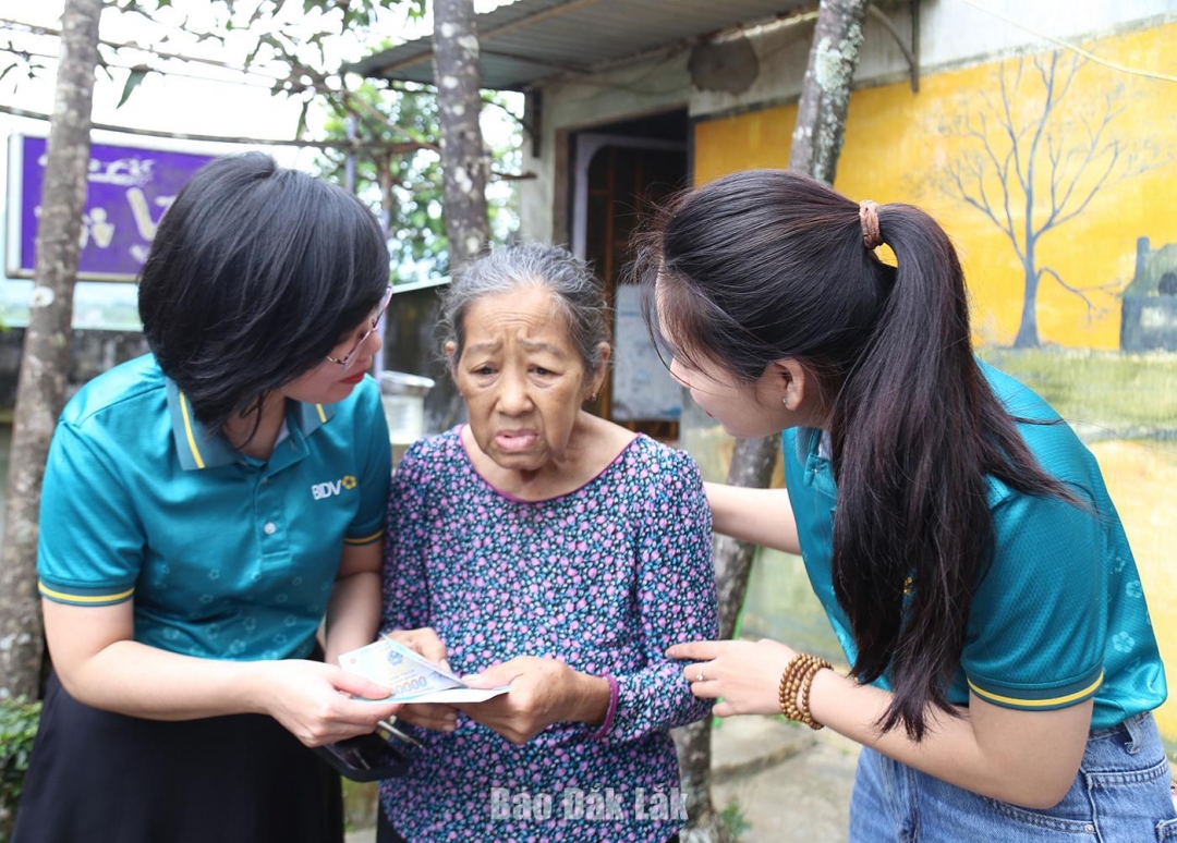 Thăm hỏi và tặng quà bà Nguyễn Thị Ngọc Quý