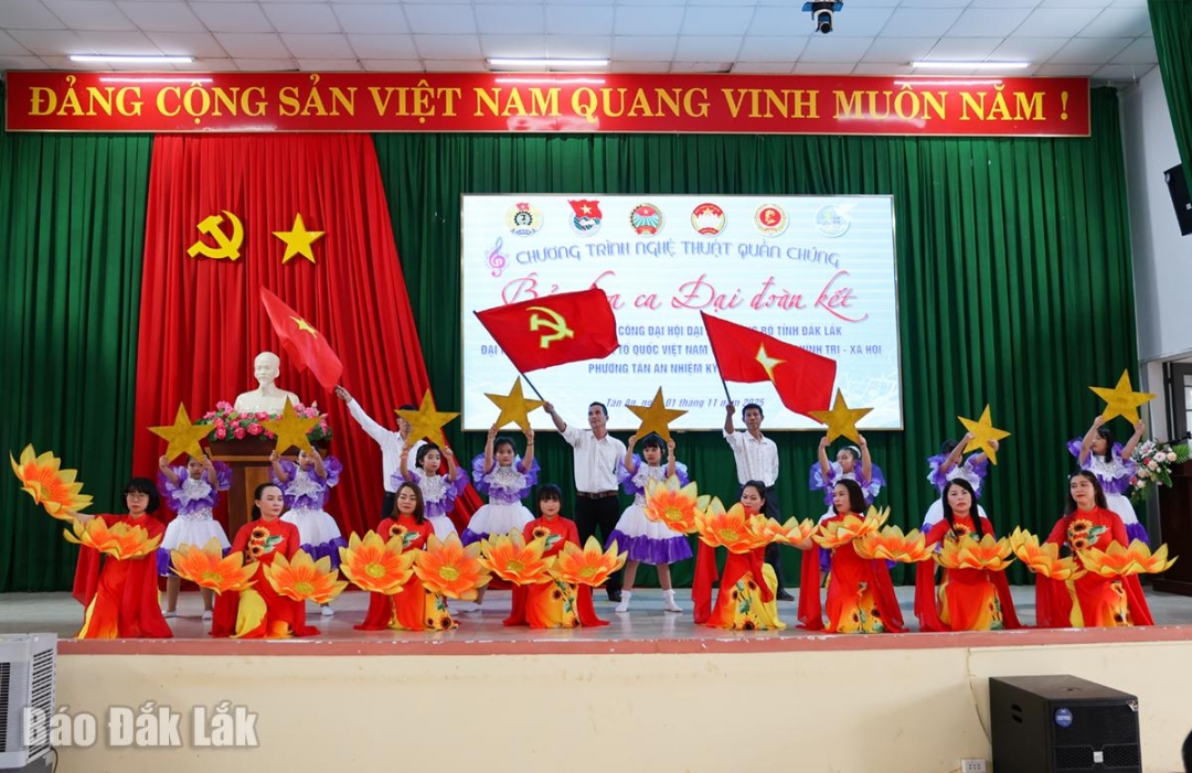 Tiết mục múa của thầy cô và học sinh Trường Tiểu học Nguyễn Trãi.