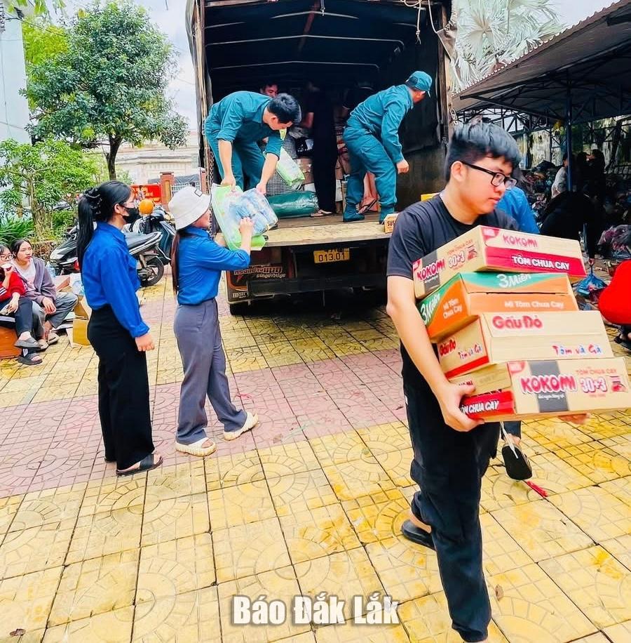 Đoàn viên, thanh niên hỗ trợ vận chuyển hàng tới nơi tập kết trước khi đưa đi trao tận tay cho từng hộ dân.