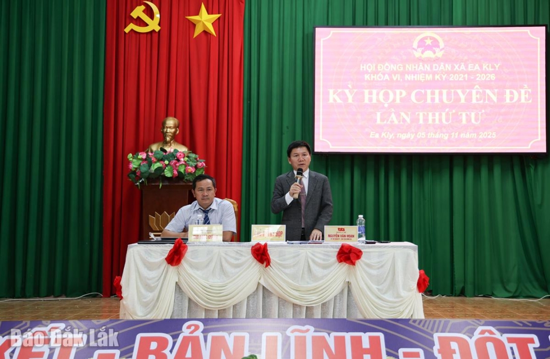 Chủ tọa điều hành nội dung kỳ họp.