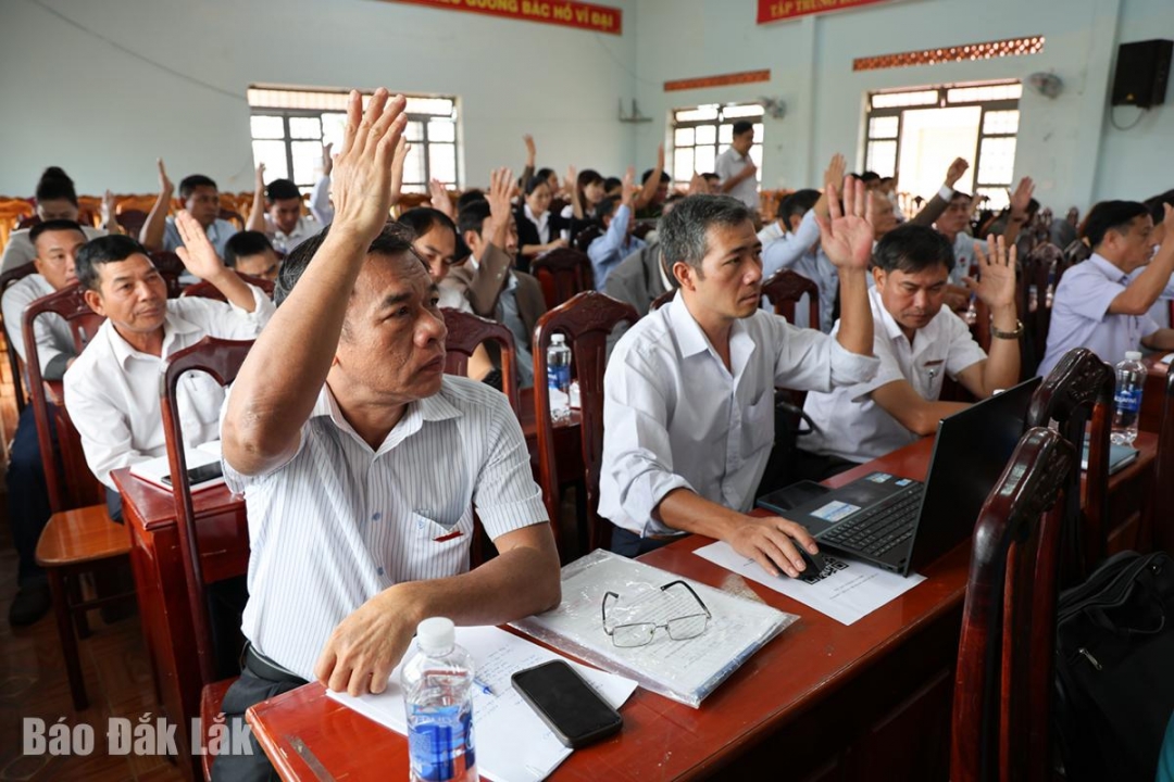 Đại biểu HĐND biểu quyết thông qua các nghị quyết tại kỳ họp.